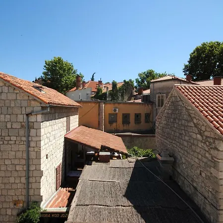 Art Maisonette